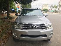 Cần bán xe Toyota Fortuner 2010 máy dầu số sàn, xe màu bạc rất đẹp