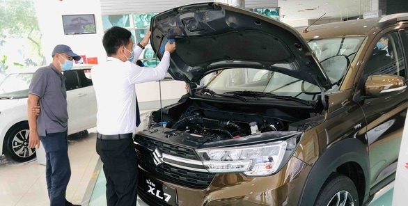 Khách hàng xem xe tại một showroom gần sân bay Tân Sơn Nhất - Ảnh: C.TRUNG