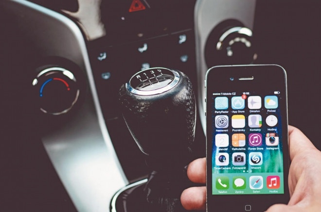 Tăng mức phạt đối với người đang lái xe sử dụng điện thoại