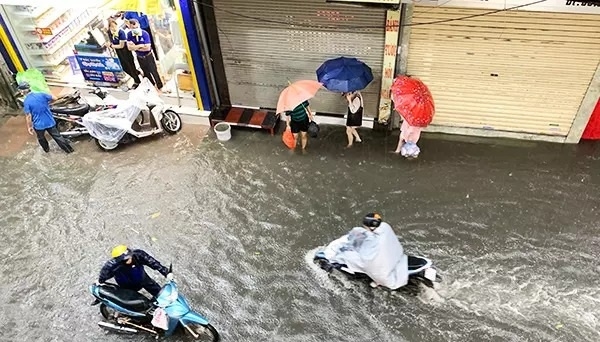 Cơn mưa chiều 29/5 khiến nhiều con phố ở Hà Nội thành "sông". (Ảnh: Hoàng Hiệp)