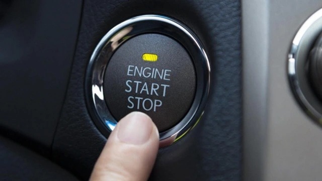Bấm nút khởi động ô tô khi xe đang chạy, hậu quả thế nào?