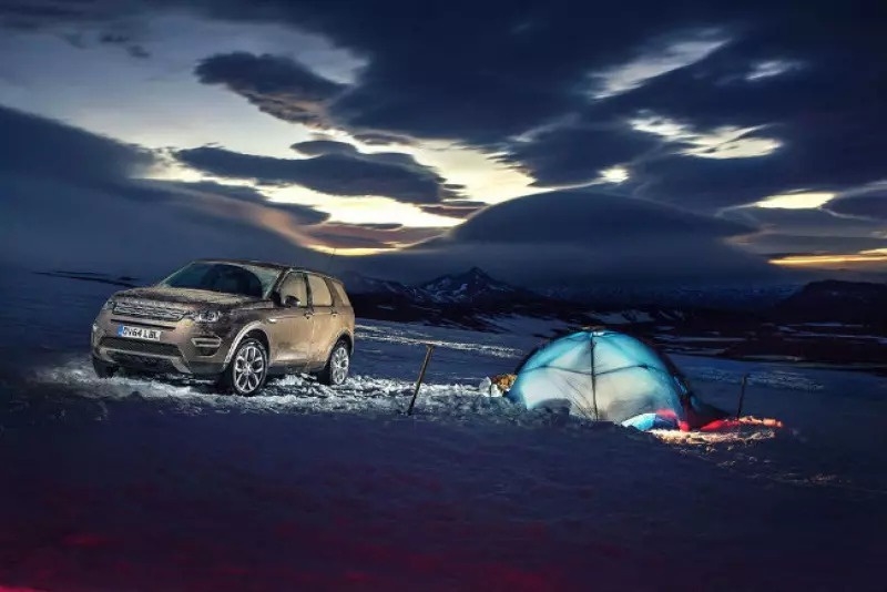 Land Rover được thiết kế để chạy tốt mọi địa hình và phục vụ cả cắm trại (Ảnh: Land Rover Discovery Sport)