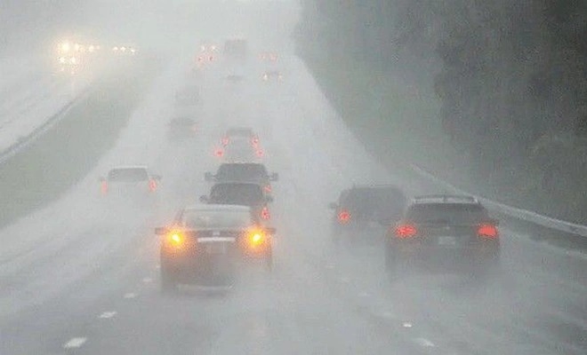 Không ít người thích bật đèn khẩn cấp khi lái xe trời mưa vì muốn tăng sự chú ý cho các tài xế khác, nhưng đây hoàn toàn là một sai lầm (Ảnh: Naij Auto).