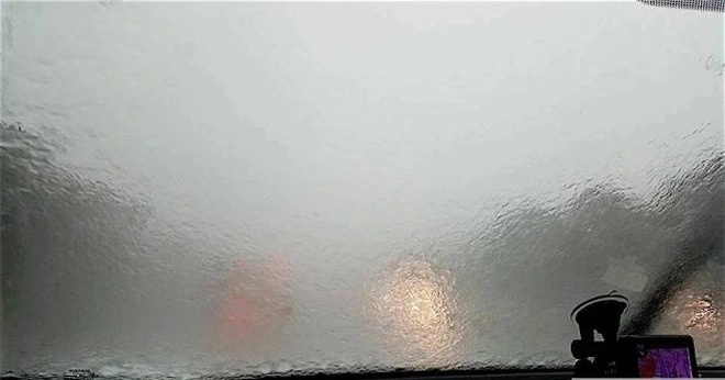 Vì sao không nên bật đèn khẩn cấp khi lái xe trời mưa?