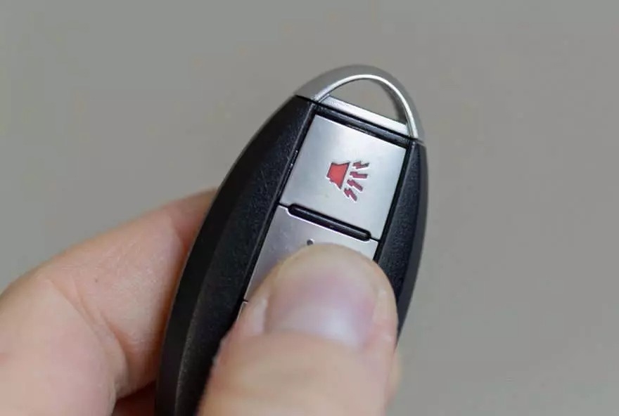 Sử dụng nút “panic” trên chìa khóa thông minh như một cách kêu cứu (Ảnh: Shutterstock)