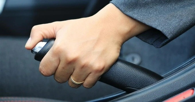 Phanh tay cơ trên ô tô dưới dạng cần kéo ở giữa hai ghế phía trước (Ảnh: Carandbike).