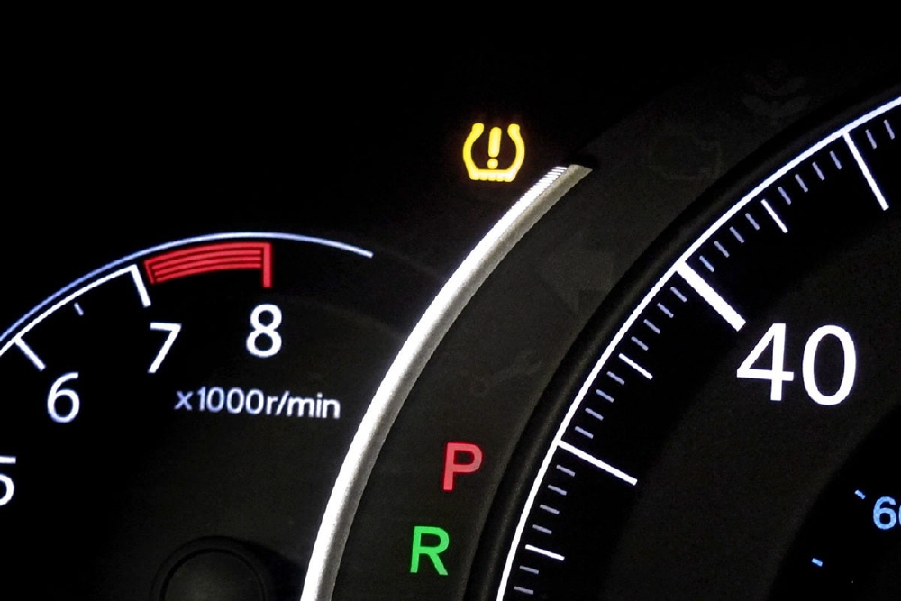 Đèn cảnh báo áp suất bật sáng cho thấy vấn đề về lốp. (Ảnh minh họa)