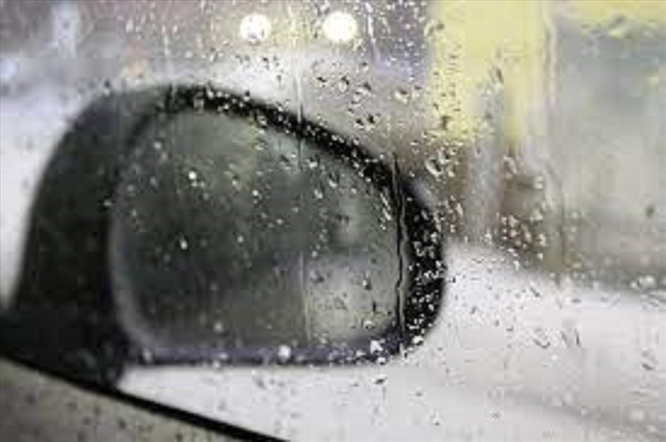 Mẹo xử lý gương chiếu hậu ô tô bị mờ khi trời mưa