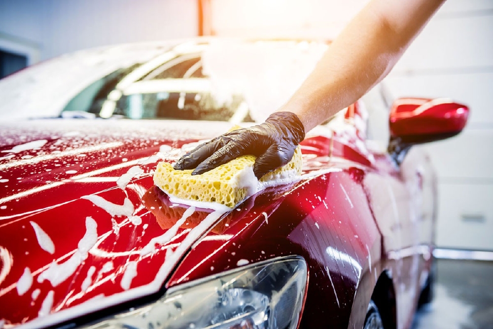 Làm sạch chất tẩy rửa trên bề mặt thân xe