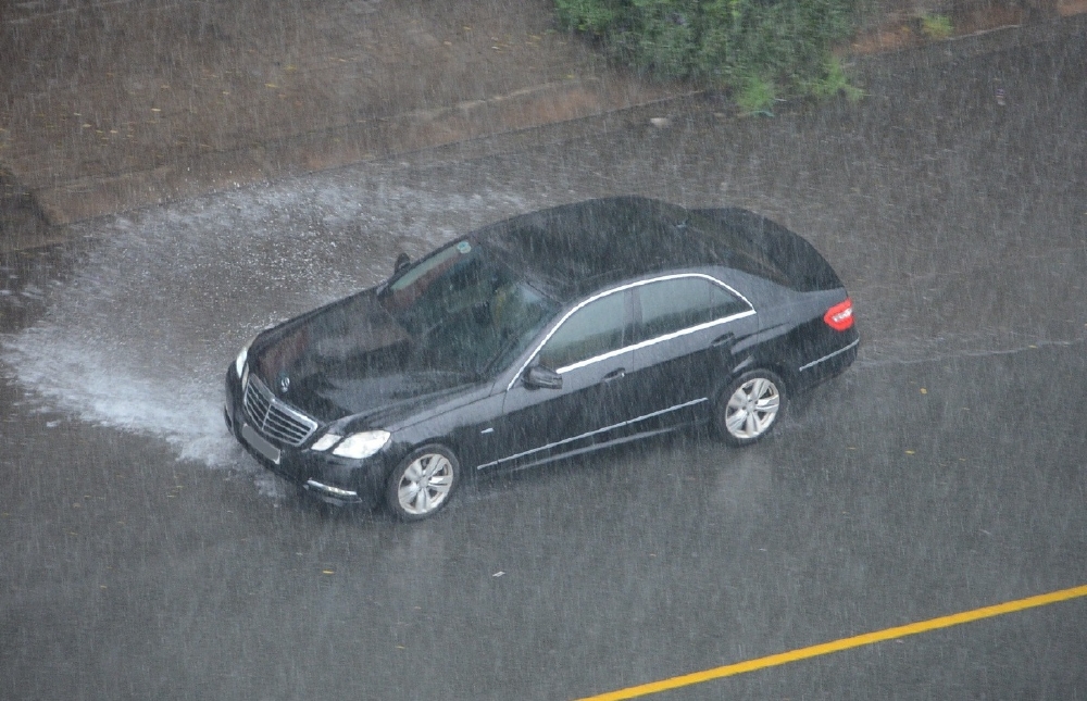 5 khu vực không nên đỗ ô tô khi trời mưa bão