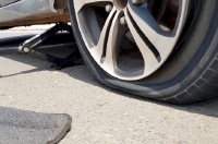 Nguyên nhân và cách xử lý khi xe ô tô bị nổ lốp bất ngờ trên đường 