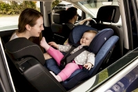Vì sao nên đặt trẻ em ngồi quay lưng lại khi đi ô tô? 
