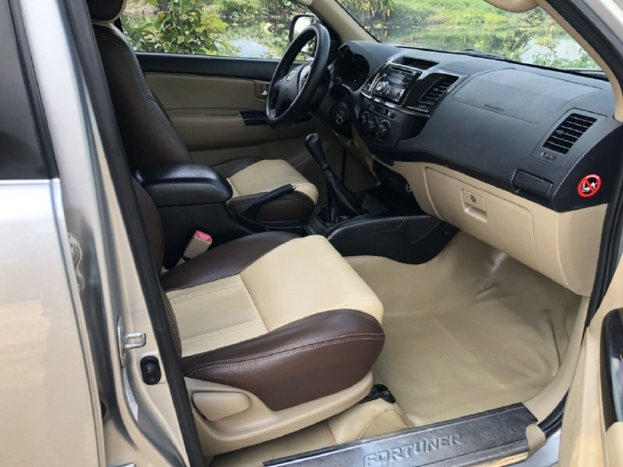 Tôi cần bán Toyota Fortuner 2016 dk 2017, số sàn, máy dầu, màu bạc