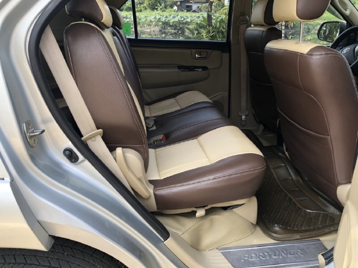 Tôi cần bán Toyota Fortuner 2016 dk 2017, số sàn, máy dầu, màu bạc