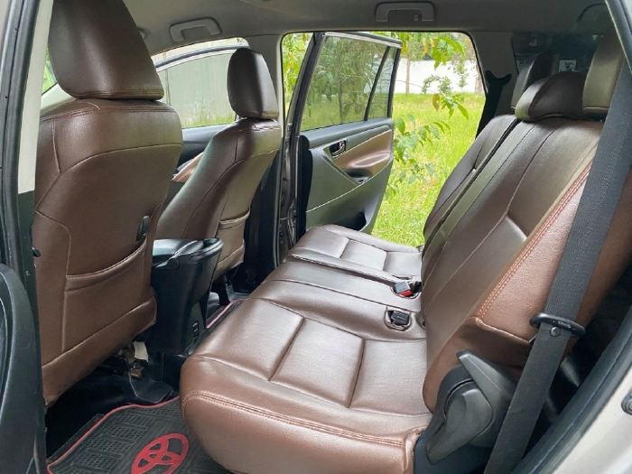 Gia đình bán Toyota Innova 2016 phom mới, số sàn, màu xám