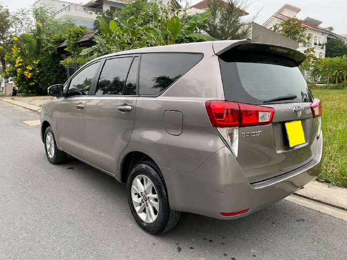 Gia đình bán Toyota Innova 2016 phom mới, số sàn, màu xám