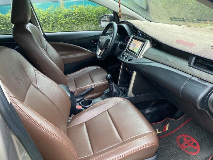 Gia đình bán Toyota Innova 2016 phom mới, số sàn, màu xám