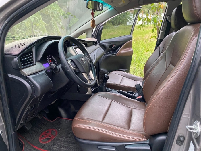 Gia đình bán Toyota Innova 2016 phom mới, số sàn, màu xám