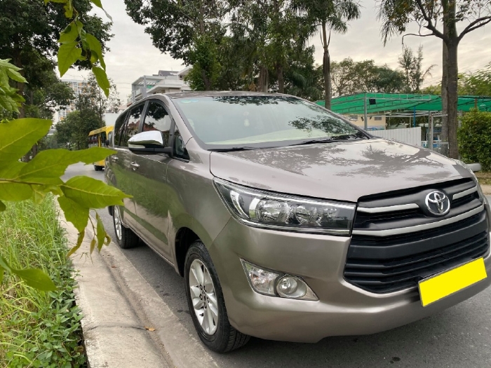 Gia đình bán Toyota Innova 2016 phom mới, số sàn, màu xám