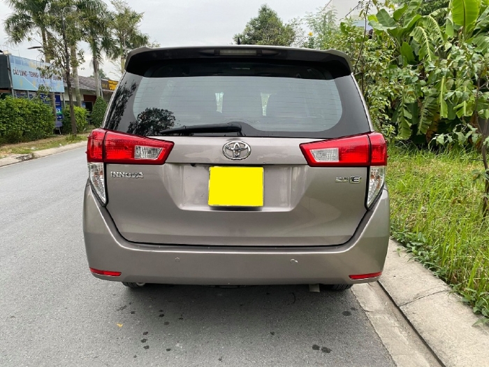Gia đình bán Toyota Innova 2016 phom mới, số sàn, màu xám