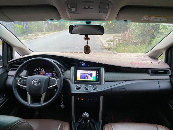 Gia đình bán Toyota Innova 2016 phom mới, số sàn, màu xám