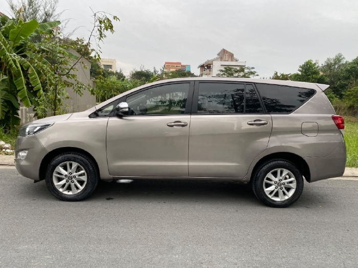 Gia đình bán Toyota Innova 2016 phom mới, số sàn, màu xám
