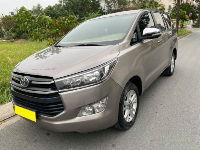 Gia đình bán Toyota Innova 2016 phom mới, số sàn, màu xám