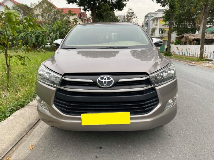 Gia đình bán Toyota Innova 2016 phom mới, số sàn, màu xám
