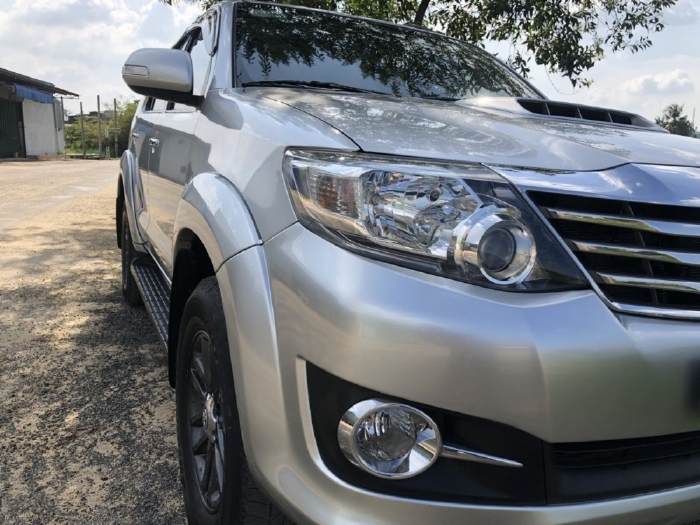 Tôi cần bán Toyota Fortuner 2016 dk 2017, số sàn, máy dầu, màu bạc