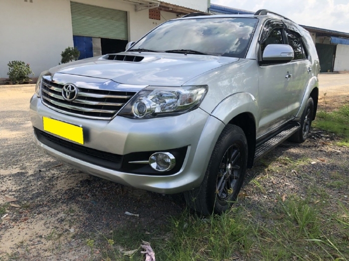 Tôi cần bán Toyota Fortuner 2016 dk 2017, số sàn, máy dầu, màu bạc