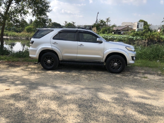 Tôi cần bán Toyota Fortuner 2016 dk 2017, số sàn, máy dầu, màu bạc