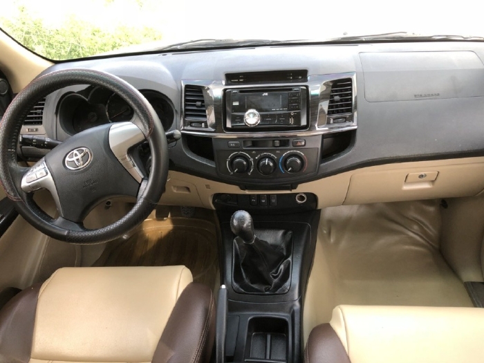 Tôi cần bán Toyota Fortuner 2016 dk 2017, số sàn, máy dầu, màu bạc