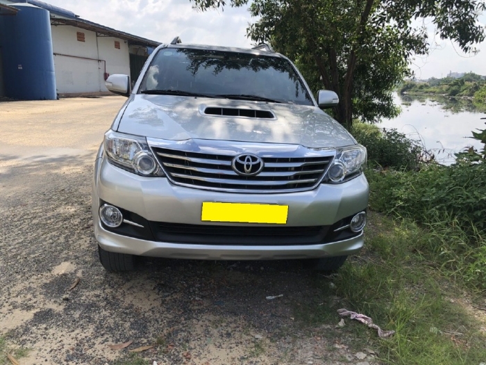 Tôi cần bán Toyota Fortuner 2016 dk 2017, số sàn, máy dầu, màu bạc