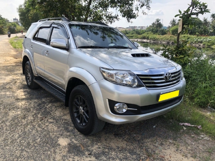 Tôi cần bán Toyota Fortuner 2016 dk 2017, số sàn, máy dầu, màu bạc