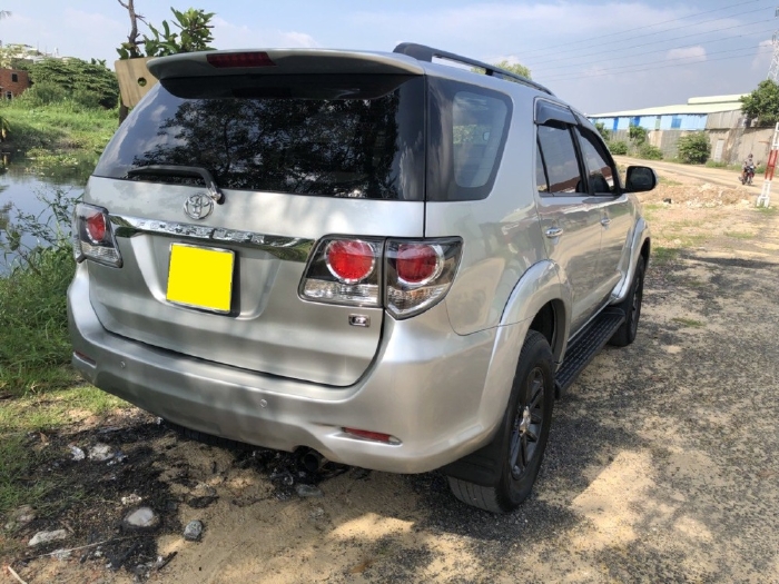 Tôi cần bán Toyota Fortuner 2016 dk 2017, số sàn, máy dầu, màu bạc
