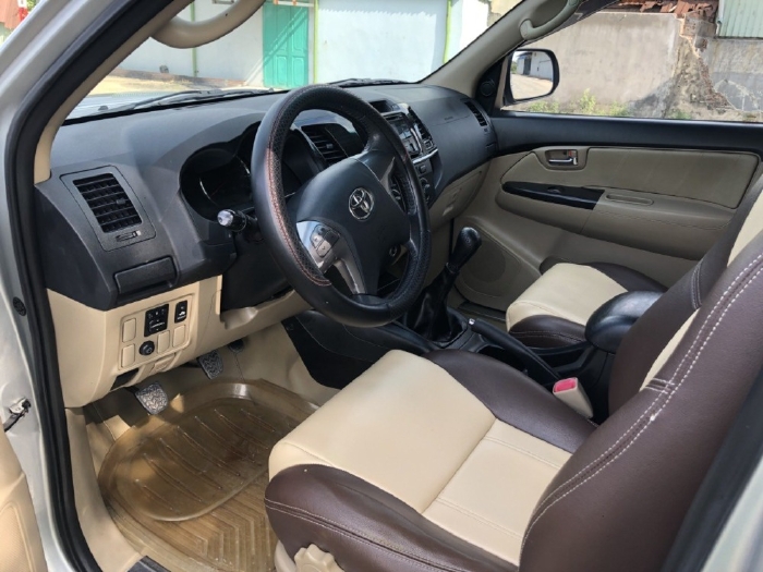 Tôi cần bán Toyota Fortuner 2016 dk 2017, số sàn, máy dầu, màu bạc