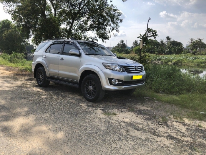 Tôi cần bán Toyota Fortuner 2016 dk 2017, số sàn, máy dầu, màu bạc