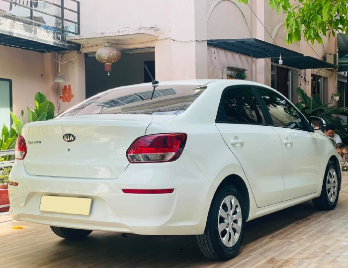 Nhà tôi đang cần bán Kia Soluto 2020 MT màu trắng