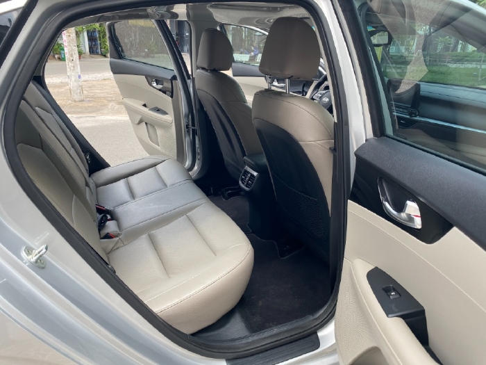 Gia đình mình bán Kia cerato 2019 đăng ký 2020, số tự động, màu bạc