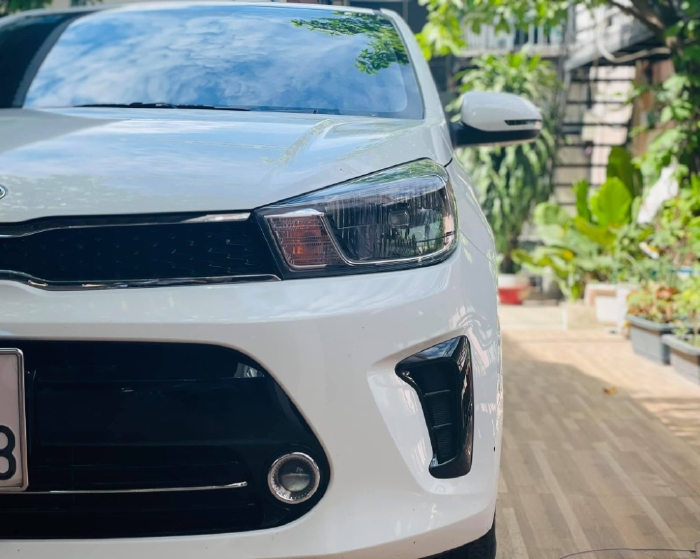 Nhà tôi đang cần bán Kia Soluto 2020 MT màu trắng