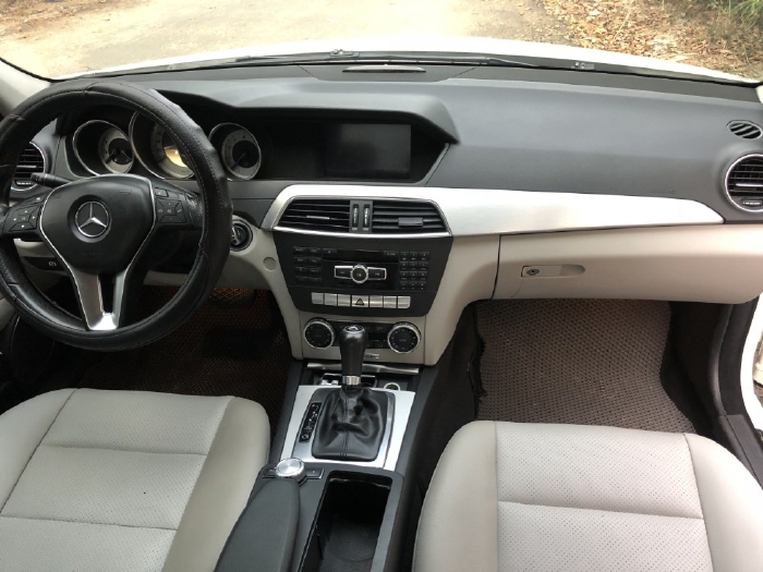 Nhà cần bán Mercedes C200 2012, số tự động, màu trắng
