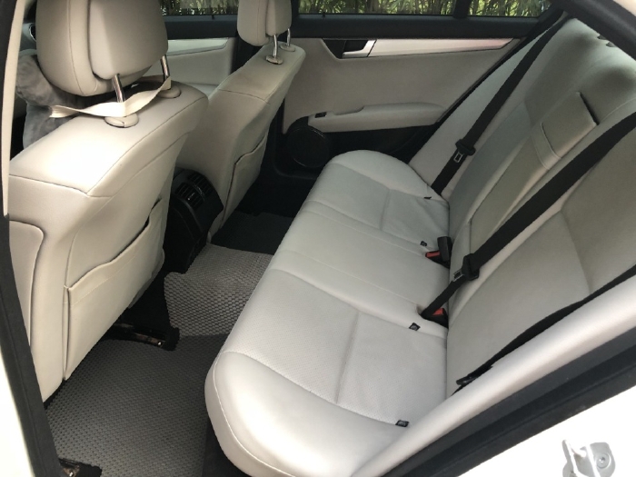 Nhà cần bán Mercedes C200 2012, số tự động, màu trắng