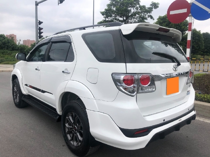  Toyota Fortuner Sportivo 2016, số tự động, màu trắng.