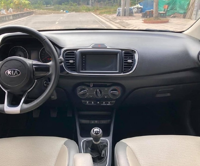Mình cần bán Kia soluto 2020, số sàn, màu đen
