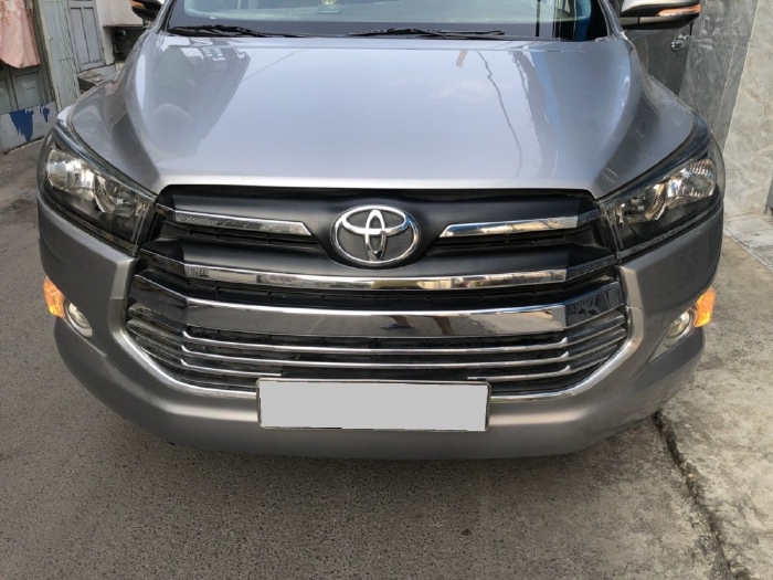 Gia đình cần bán xe Toyota Innova 2017 số sàn, màu bạc, còn mới tinh