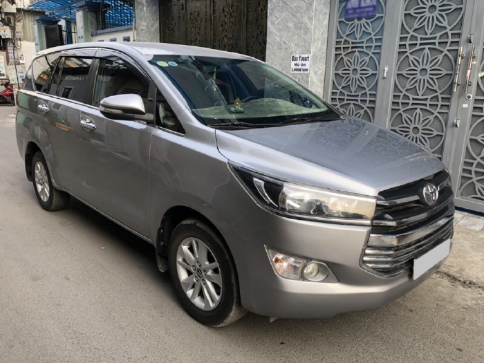 Gia đình cần bán xe Toyota Innova 2017 số sàn, màu bạc, còn mới tinh