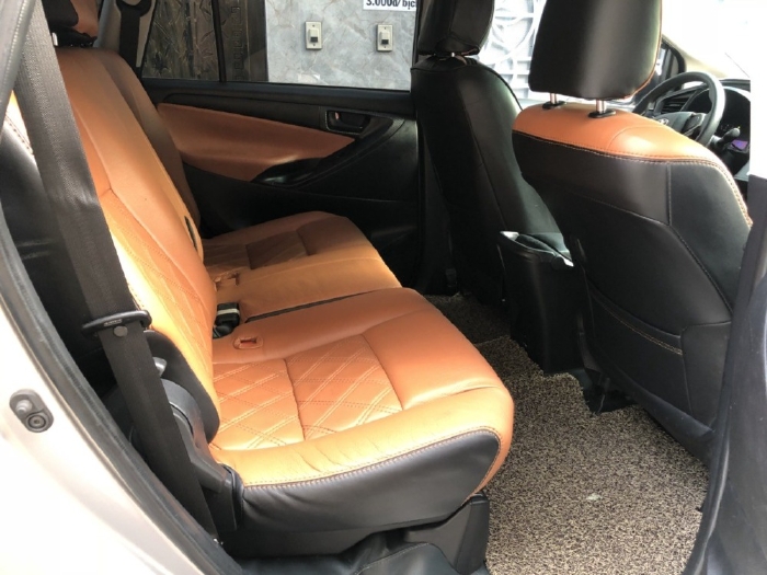 Gia đình cần bán xe Toyota Innova 2017 số sàn, màu bạc, còn mới tinh