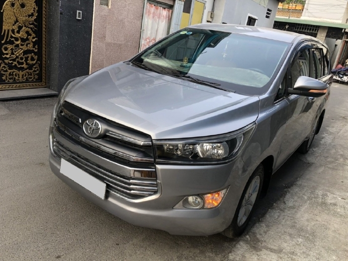 Gia đình cần bán xe Toyota Innova 2017 số sàn, màu bạc, còn mới tinh