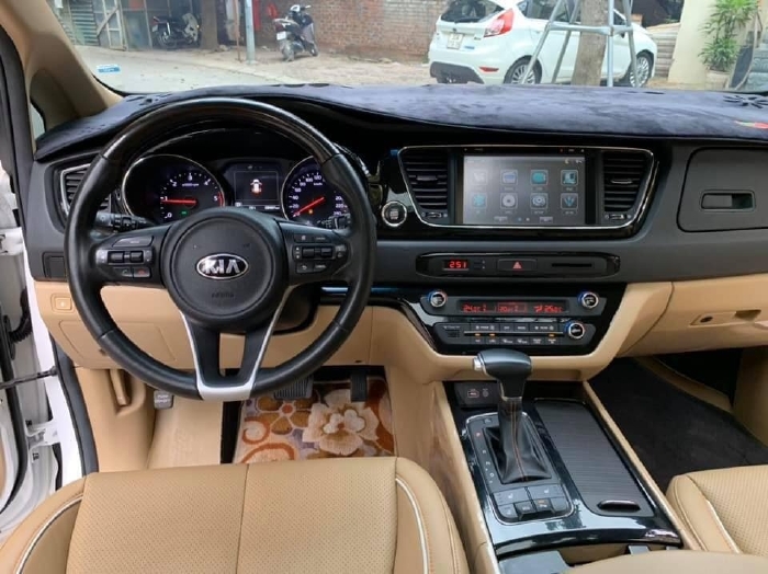 Gia đình cần bán Kia Sedona 2017, số tự động, máy dầu, bản Full option , màu trắng