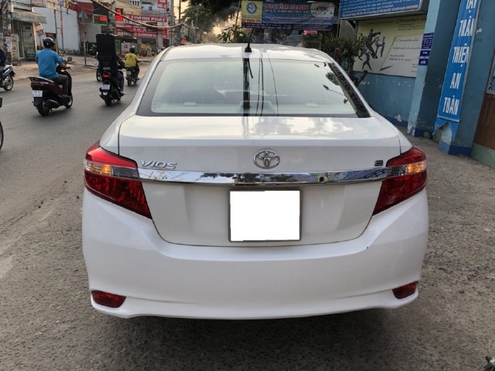 Nhà mình cần bán Toyota vios 2017, số sàn, màu trắng